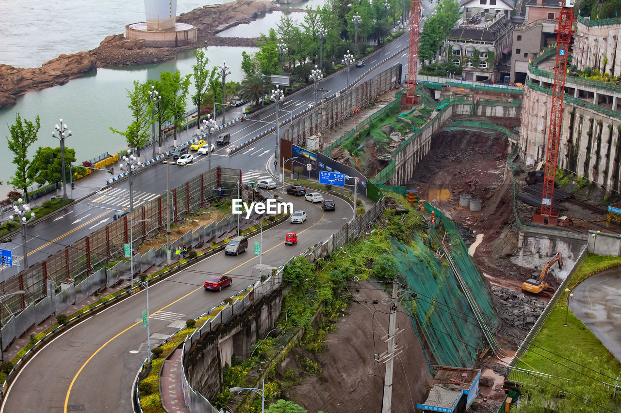 HIGH ANGLE VIEW OF TRAFFIC ON ROAD