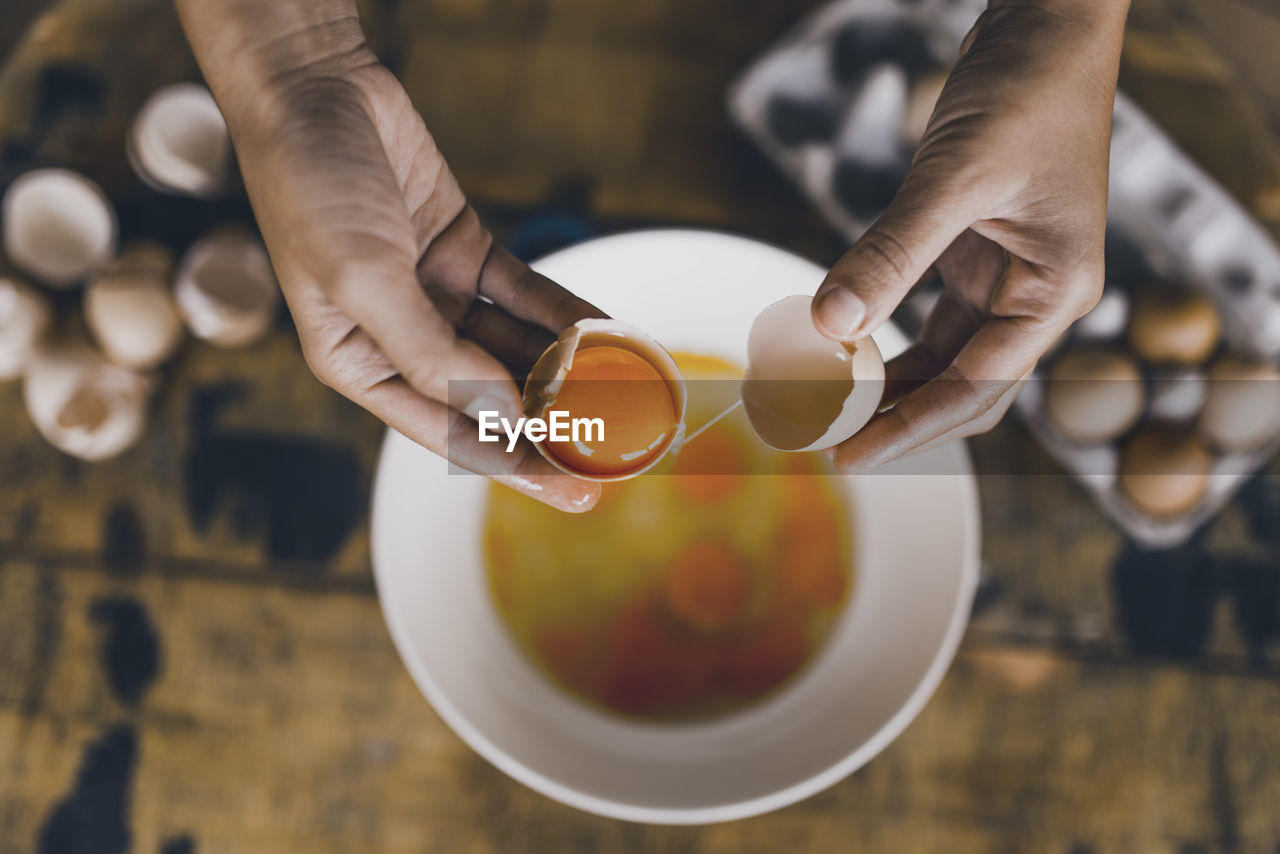 HIGH ANGLE VIEW OF MAN PREPARING FOOD