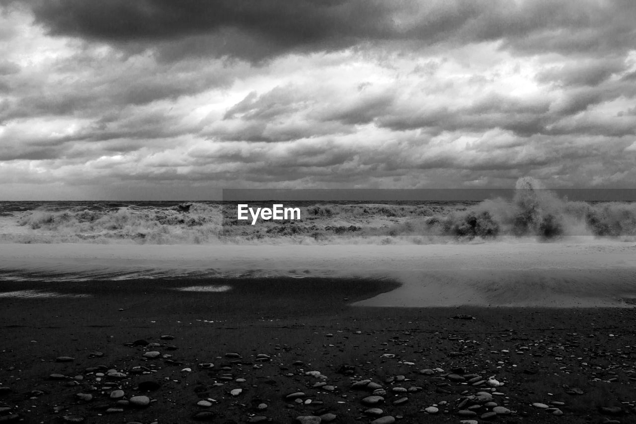 SCENIC VIEW OF DRAMATIC SKY OVER SEA