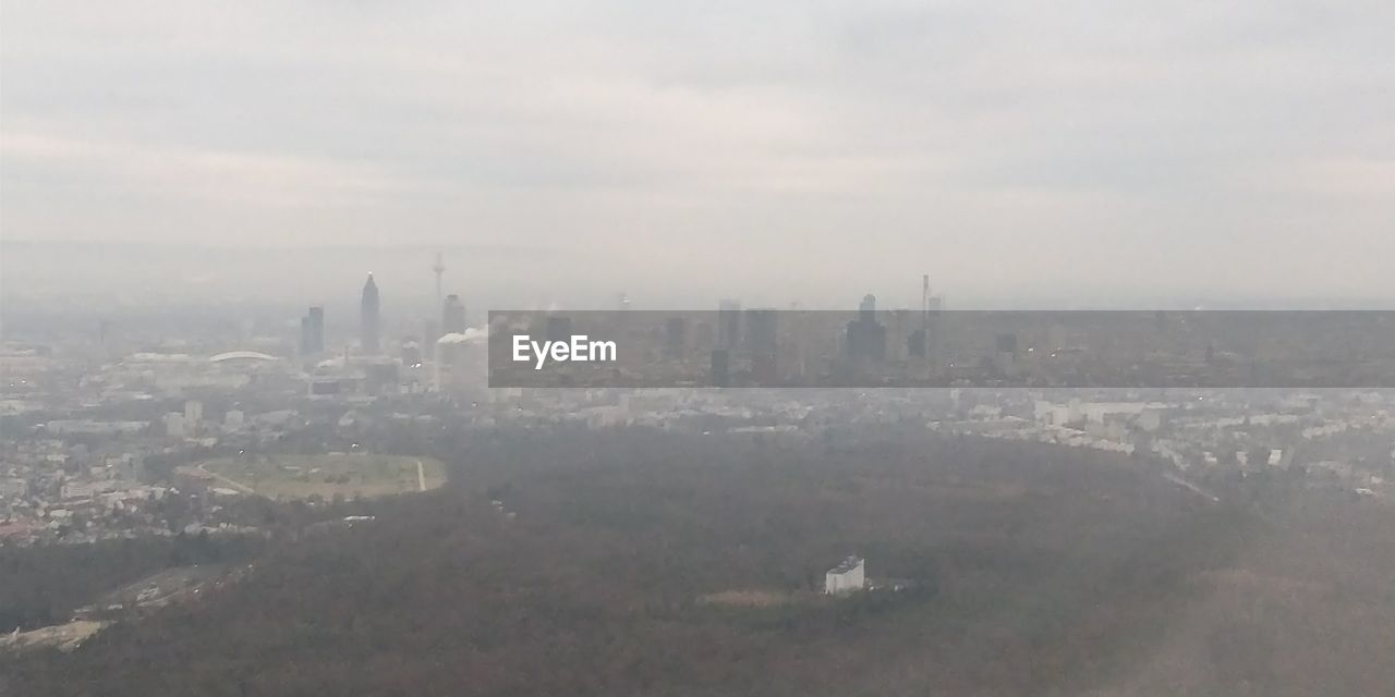 AERIAL VIEW OF CITYSCAPE AGAINST SKY