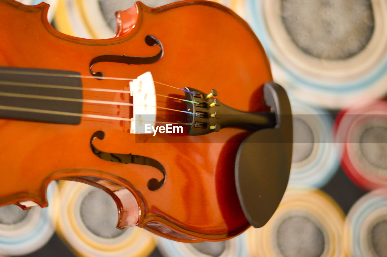 HIGH ANGLE VIEW OF GUITAR IN THE KITCHEN