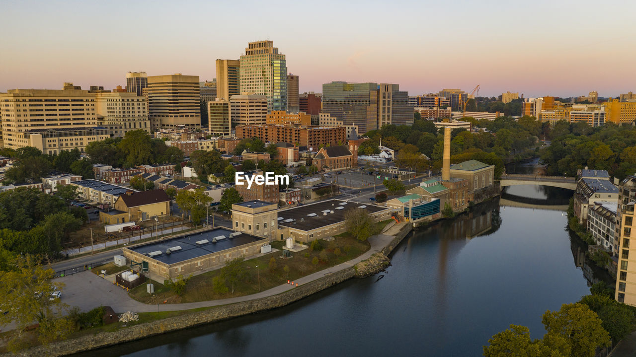 HIGH ANGLE VIEW OF RIVER AND BUILDINGS AGAINST SKY