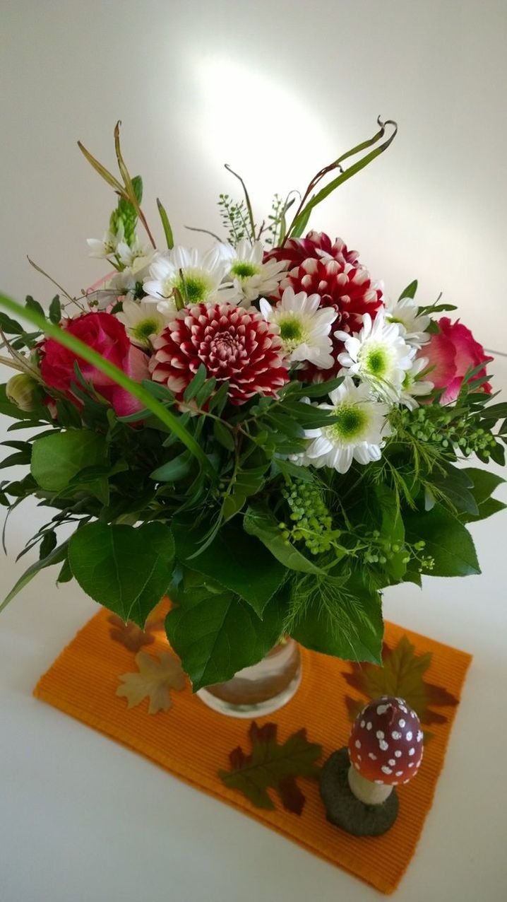 CLOSE-UP OF FLOWERS ON TABLE