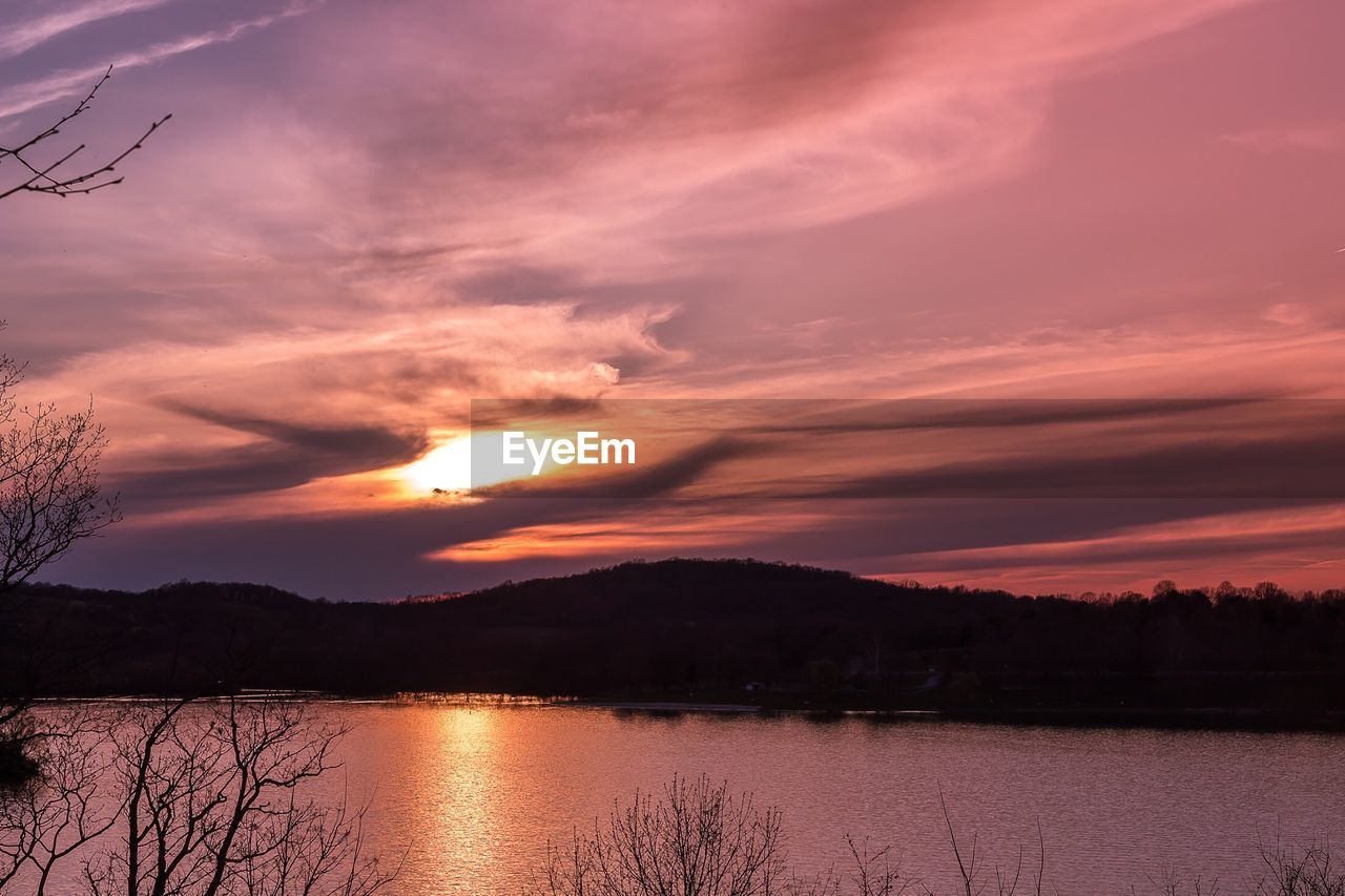 SCENIC VIEW OF LAKE AGAINST SKY DURING SUNSET