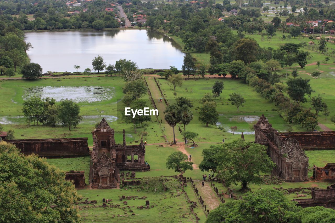 HIGH ANGLE VIEW OF BUILT STRUCTURE AND TREES IN LAKE