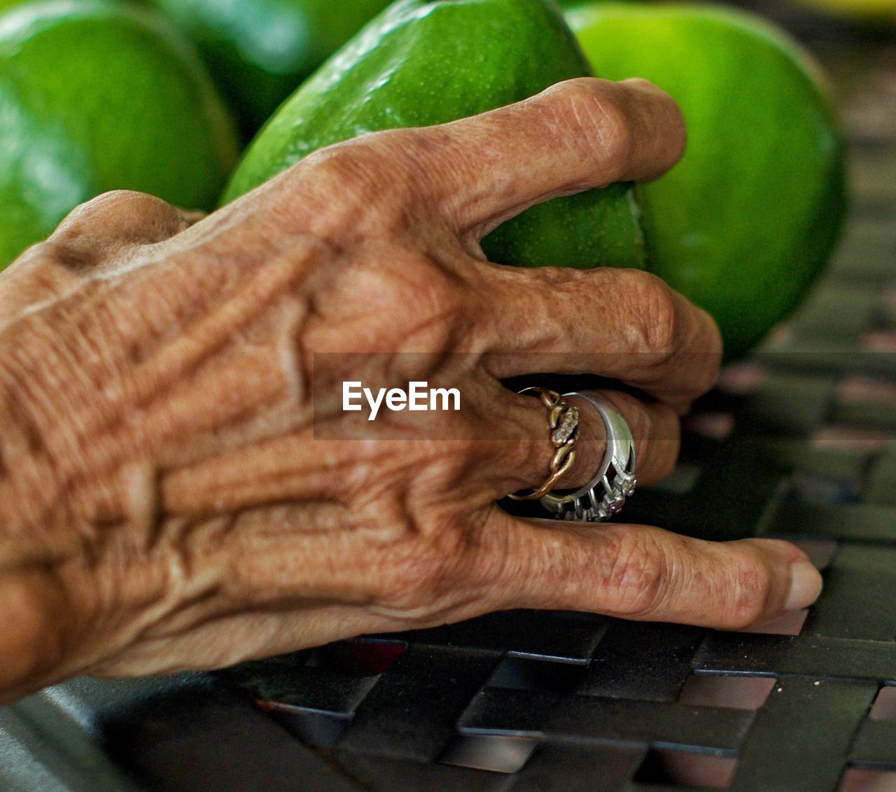 CLOSE-UP OF HUMAN HAND HOLDING FINGER