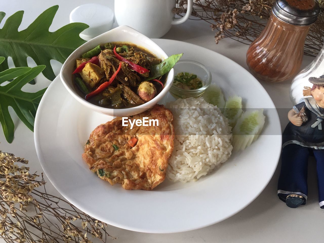 HIGH ANGLE VIEW OF MEAL SERVED IN BOWL