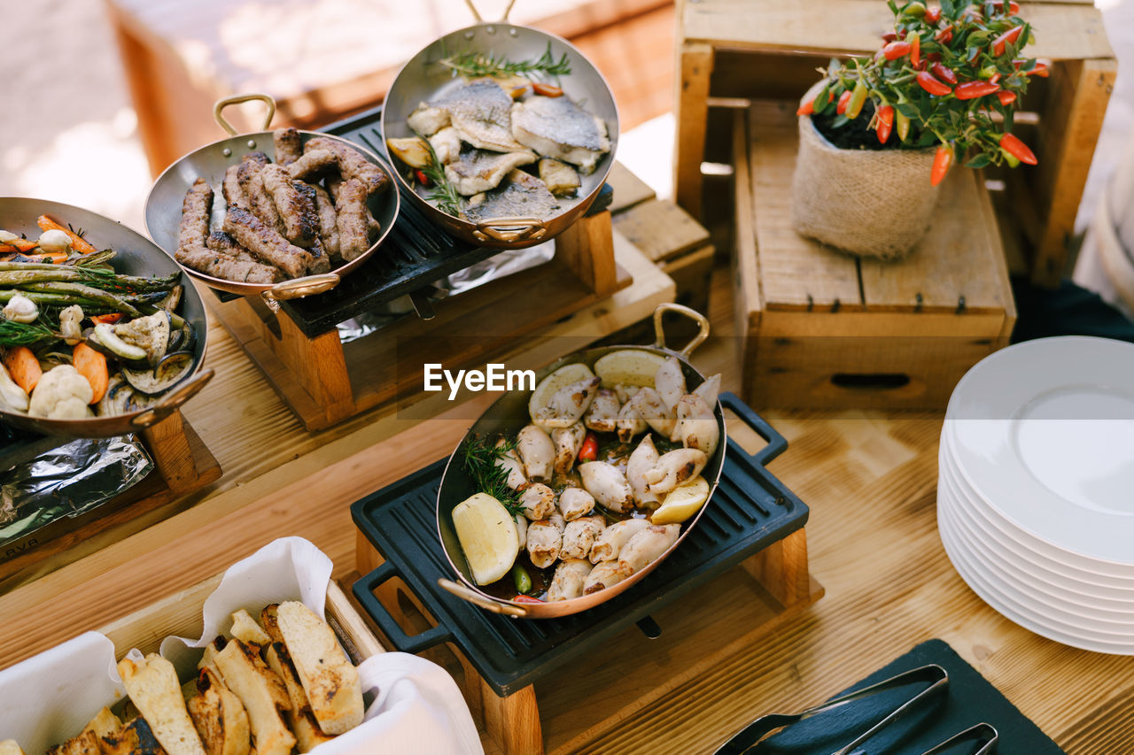 HIGH ANGLE VIEW OF FOOD IN PLATE ON TABLE