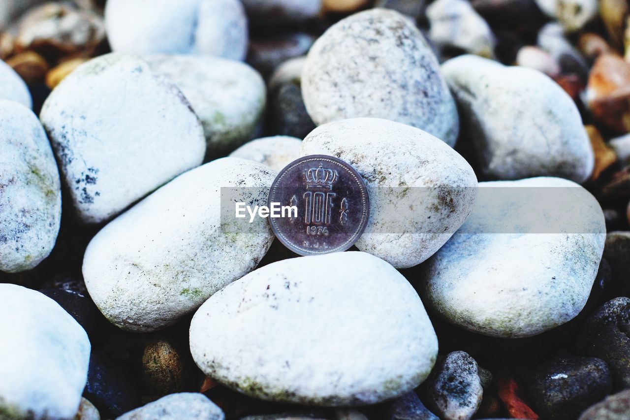 FULL FRAME SHOT OF PEBBLES ON ROCK