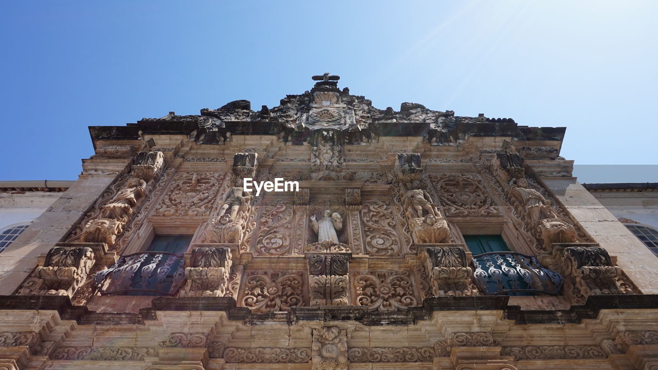 LOW ANGLE VIEW OF HISTORIC BUILDING AGAINST CLEAR SKY