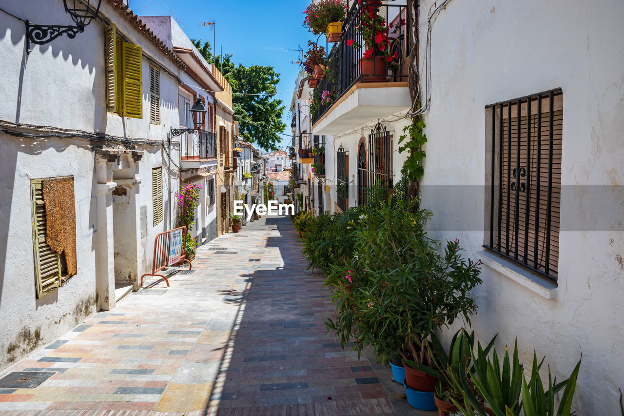 NARROW STREET BETWEEN BUILDINGS