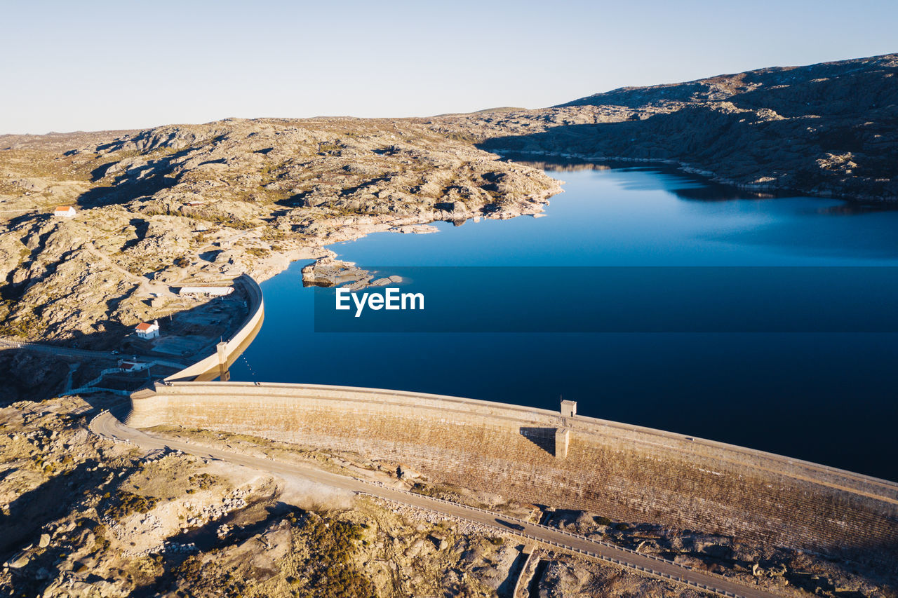 HIGH ANGLE VIEW OF DAM AGAINST SKY