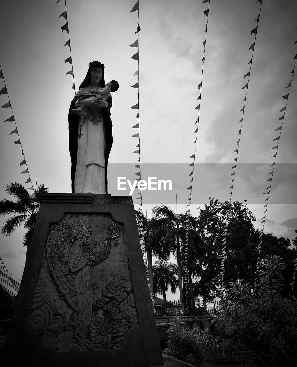 LOW ANGLE VIEW OF STATUE AGAINST TREES