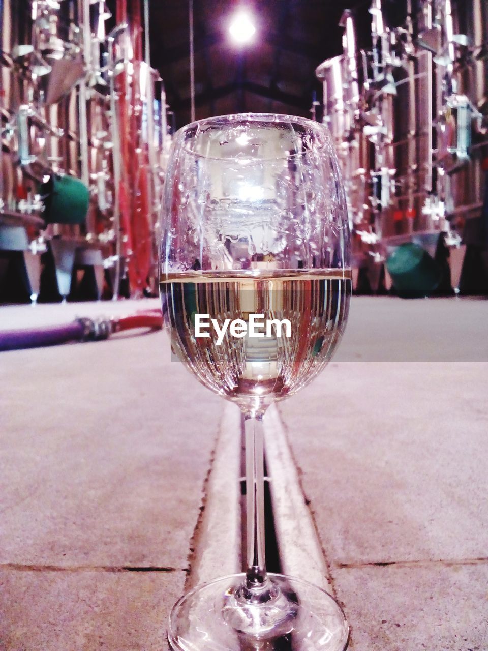 CLOSE-UP OF WINEGLASS