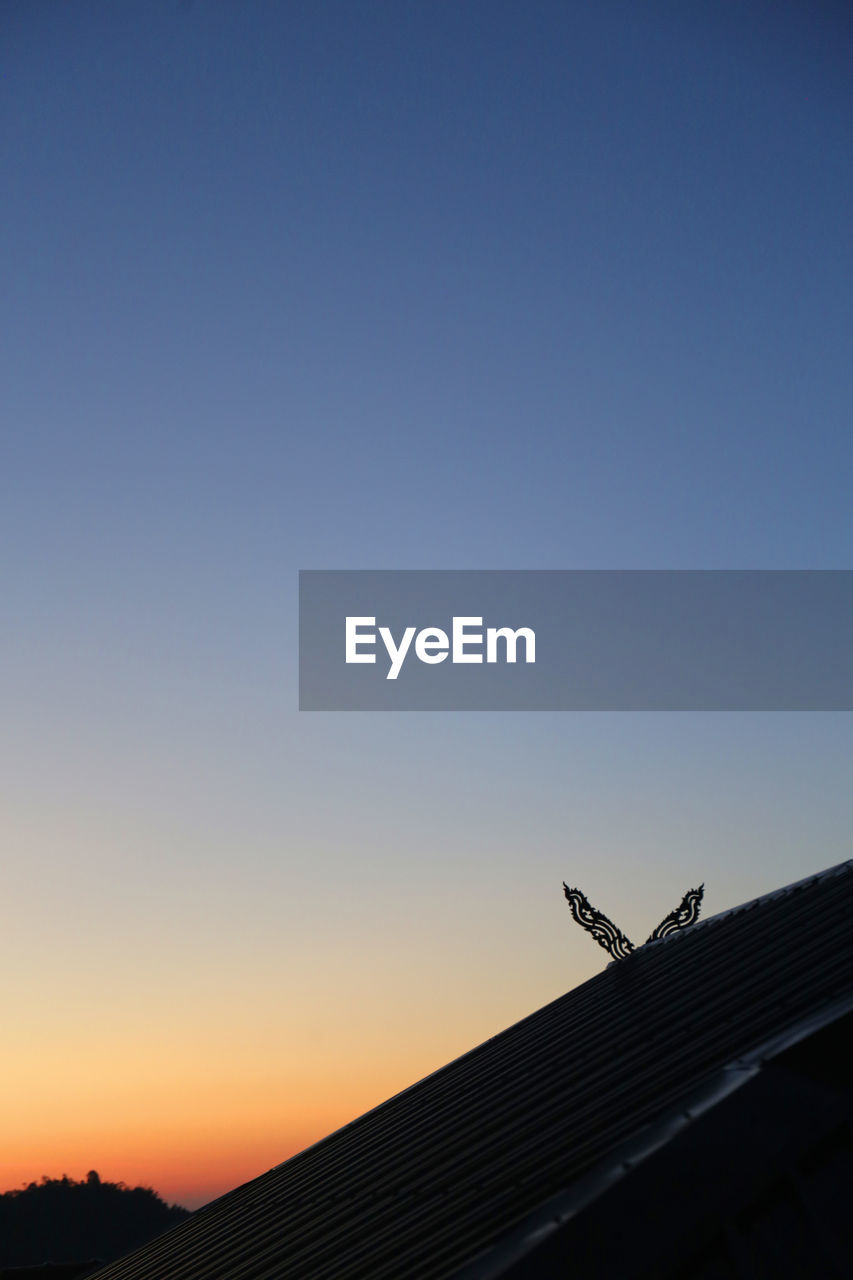 LOW ANGLE VIEW OF SILHOUETTE BUILDING AGAINST SKY