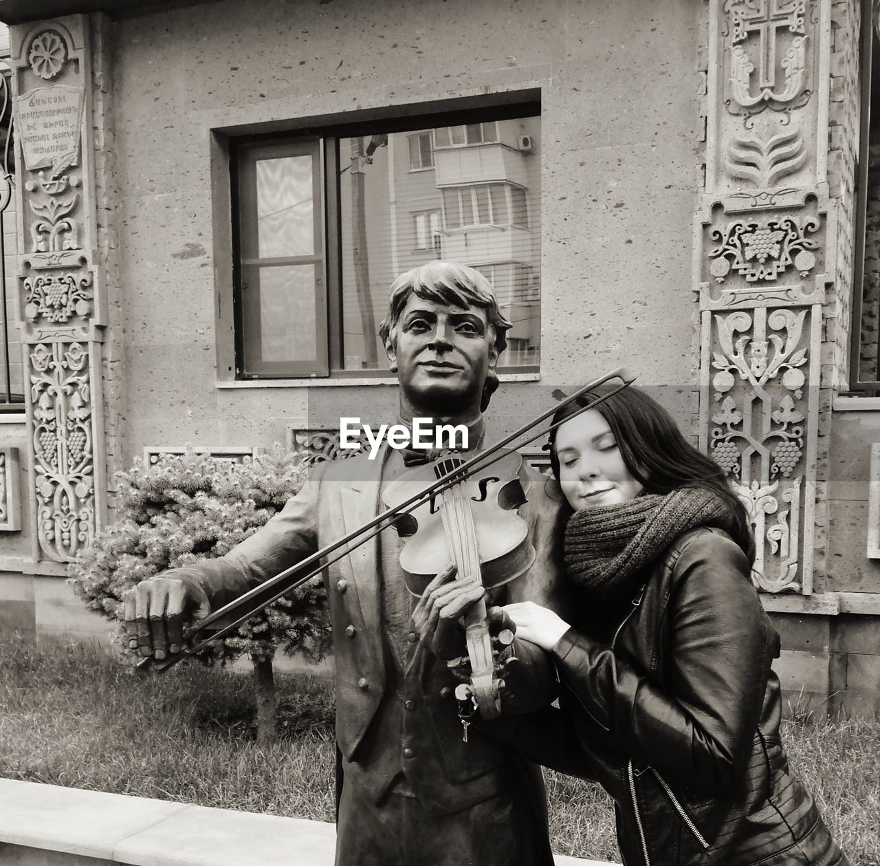 PORTRAIT OF MAN STANDING BY BUILDING AGAINST WALL