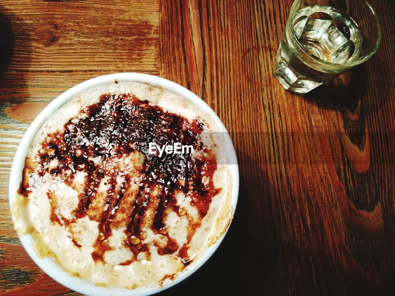 HIGH ANGLE VIEW OF DRINK IN CUP ON TABLE