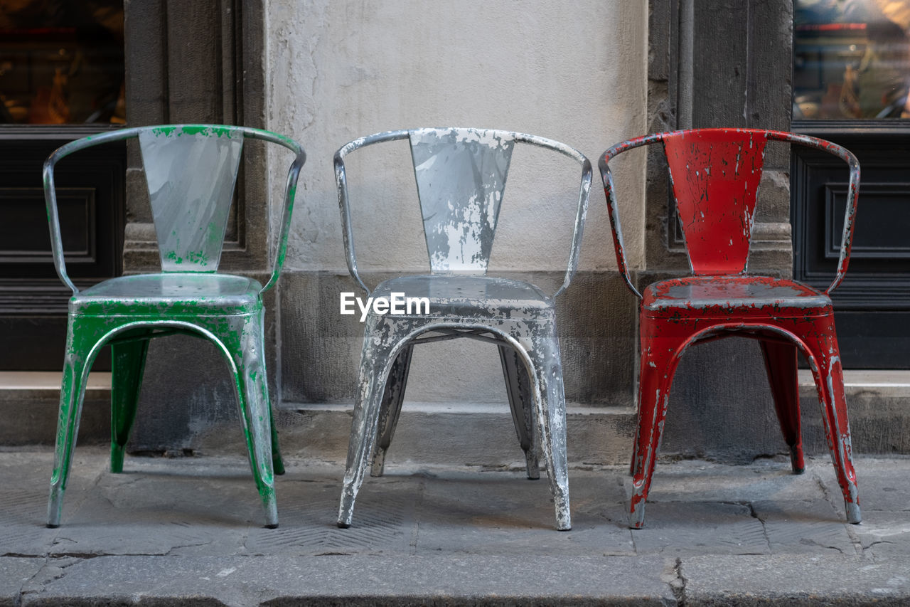 Three colored chairs of green, white and red, which are the colors of the italian flag