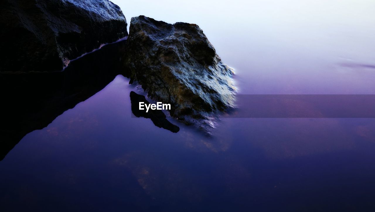 CLOSE-UP OF ROCK IN LAKE