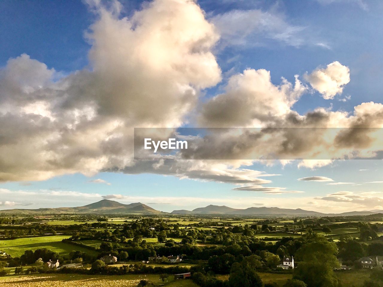 SCENIC VIEW OF GREEN LANDSCAPE AGAINST SKY