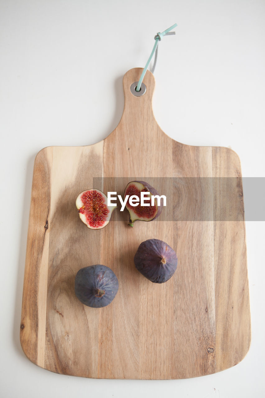 HIGH ANGLE VIEW OF FRUIT ON CUTTING BOARD