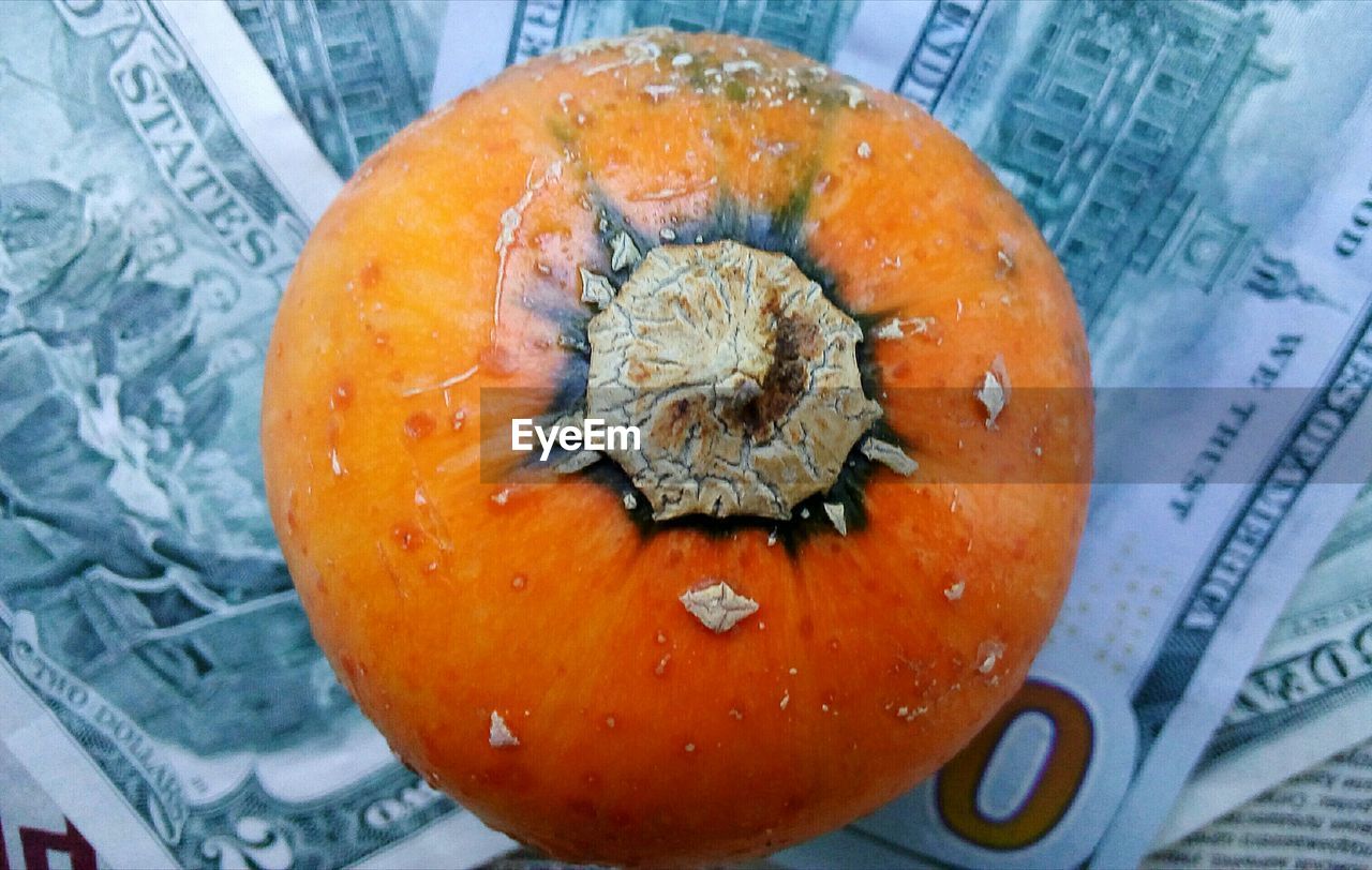 HIGH ANGLE VIEW OF ORANGE PUMPKIN ON TABLE