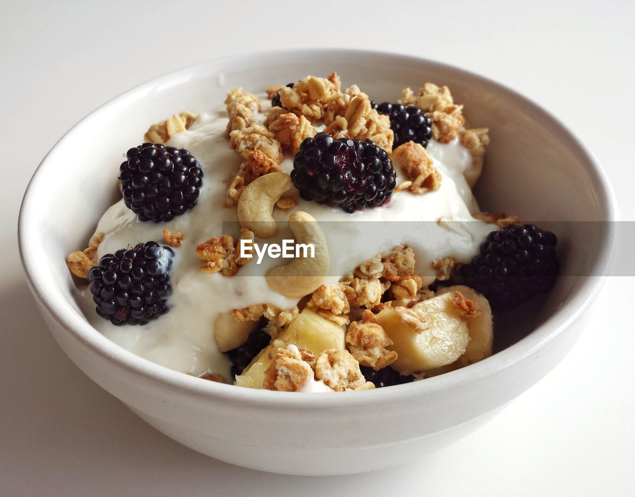 CLOSE-UP OF FRESH FRUITS IN BOWL