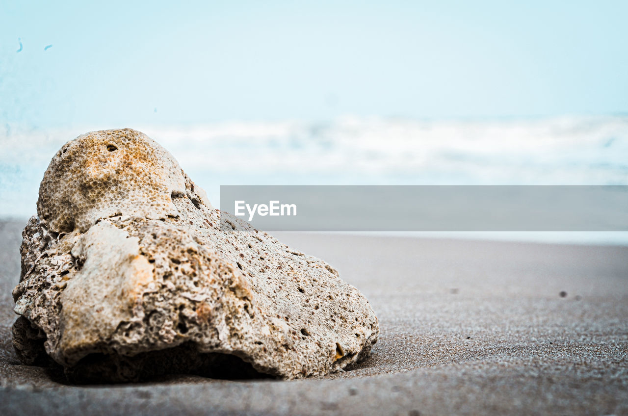 CLOSE-UP OF ROCKS ON BEACH