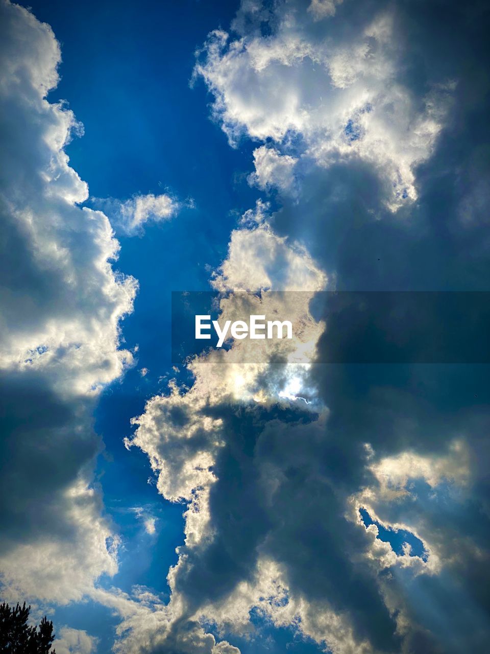 LOW ANGLE VIEW OF CLOUDY SKY