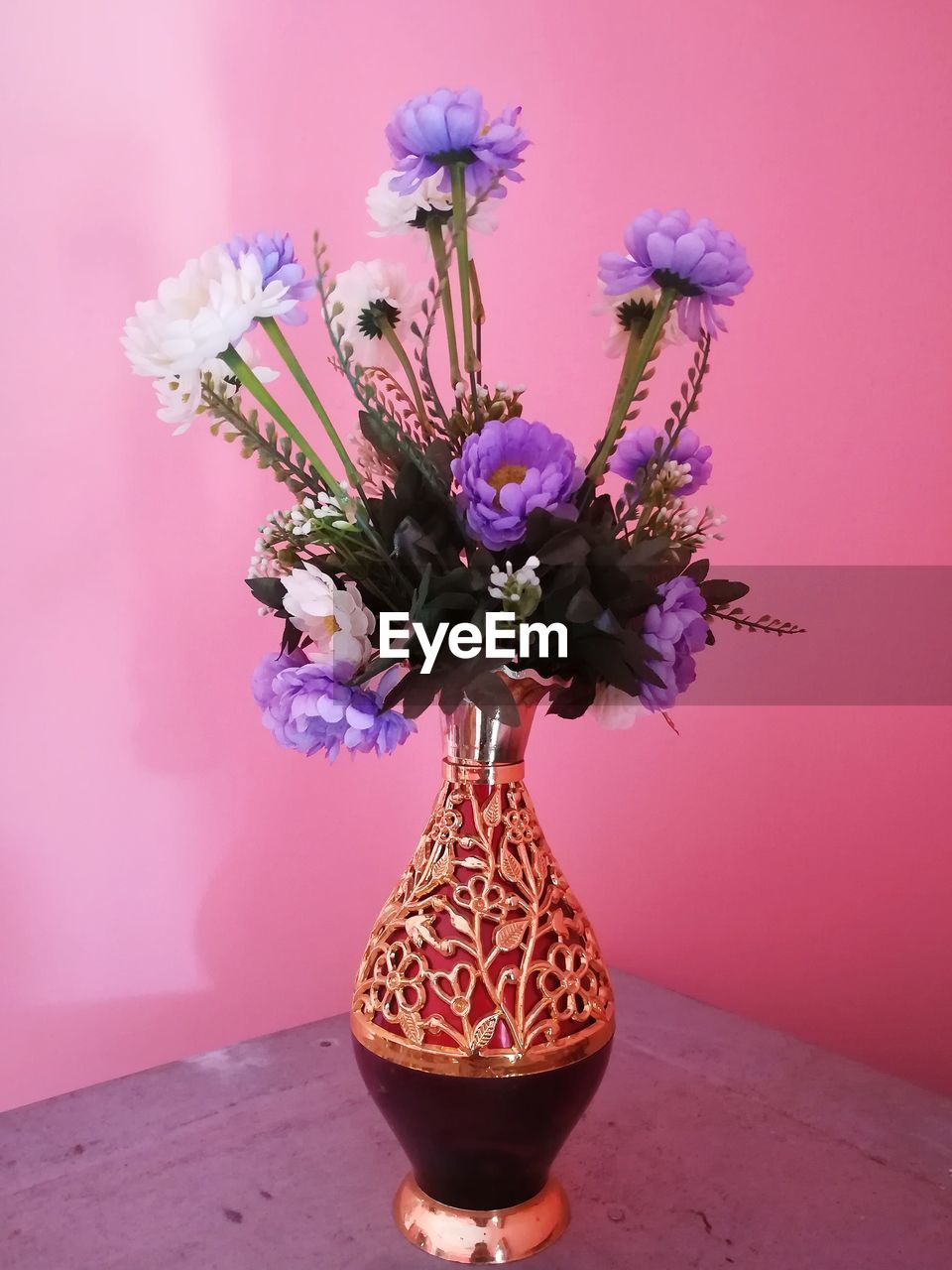 CLOSE-UP OF FLOWERS IN VASE