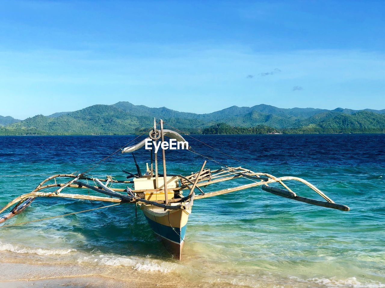 FISHING BOATS IN SEA AGAINST SKY