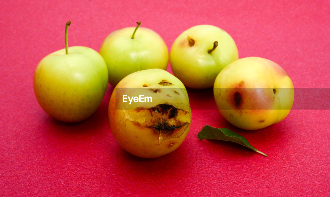 HIGH ANGLE VIEW OF APPLES AND FRUITS ON TABLE