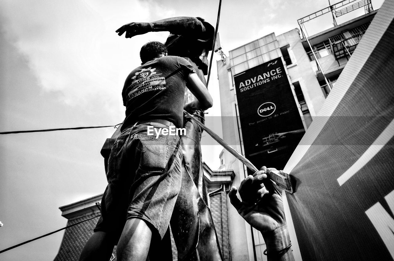 LOW ANGLE VIEW OF STATUE AGAINST SKY