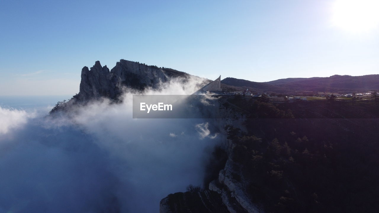 PANORAMIC VIEW OF MOUNTAIN AGAINST SKY