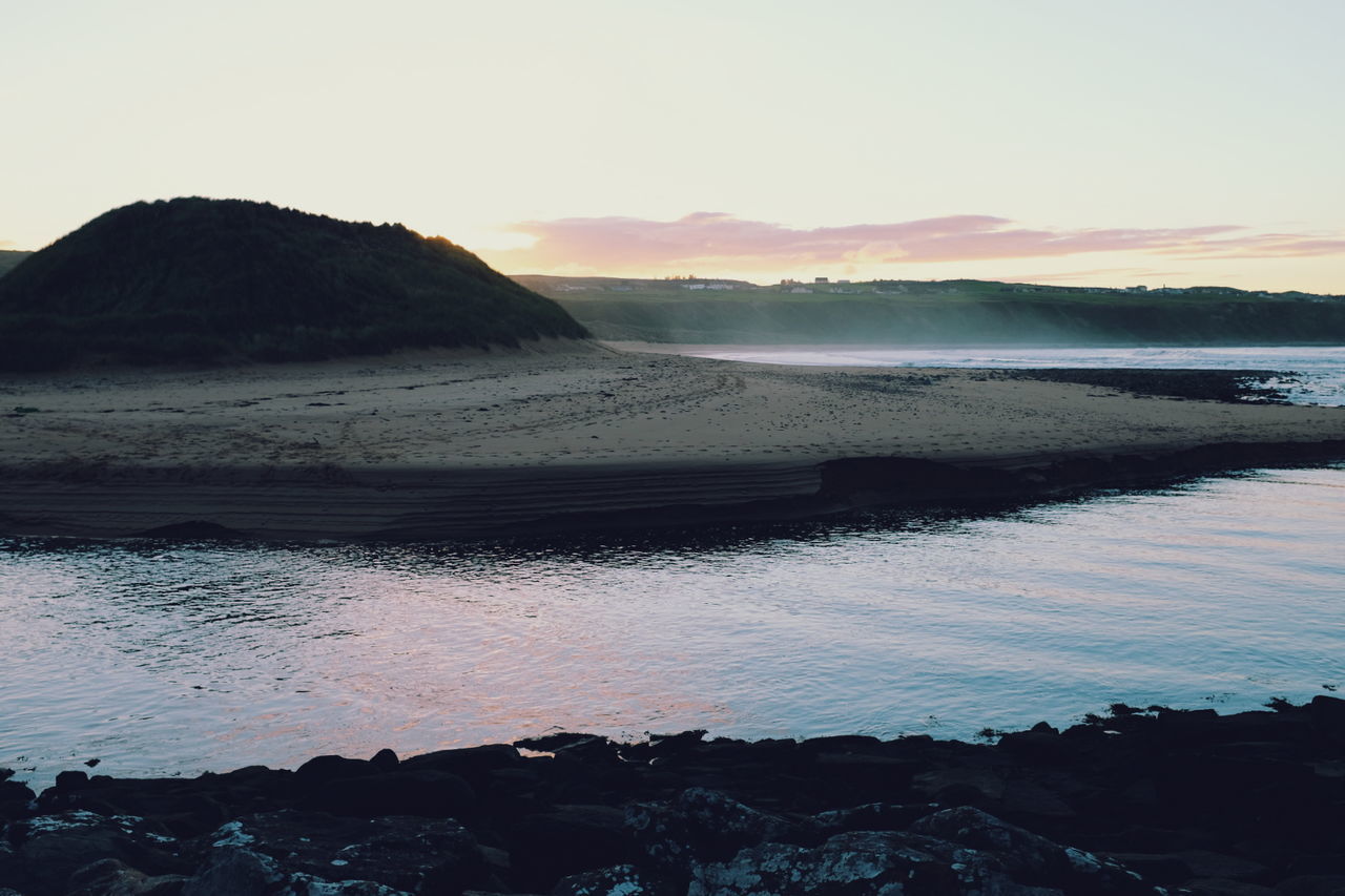 SCENIC VIEW OF SEA AND MOUNTAINS AGAINST SKY