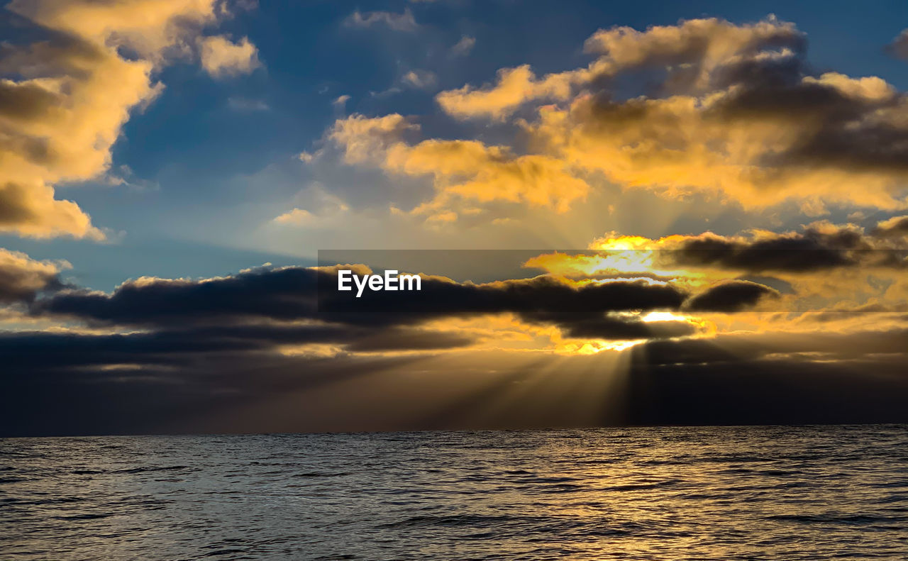 SCENIC VIEW OF SEA AGAINST SKY AT SUNSET