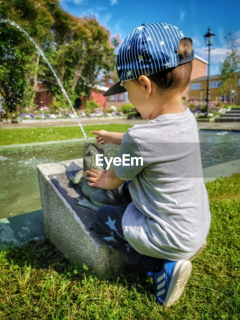 SIDE VIEW OF BOY WEARING HAT