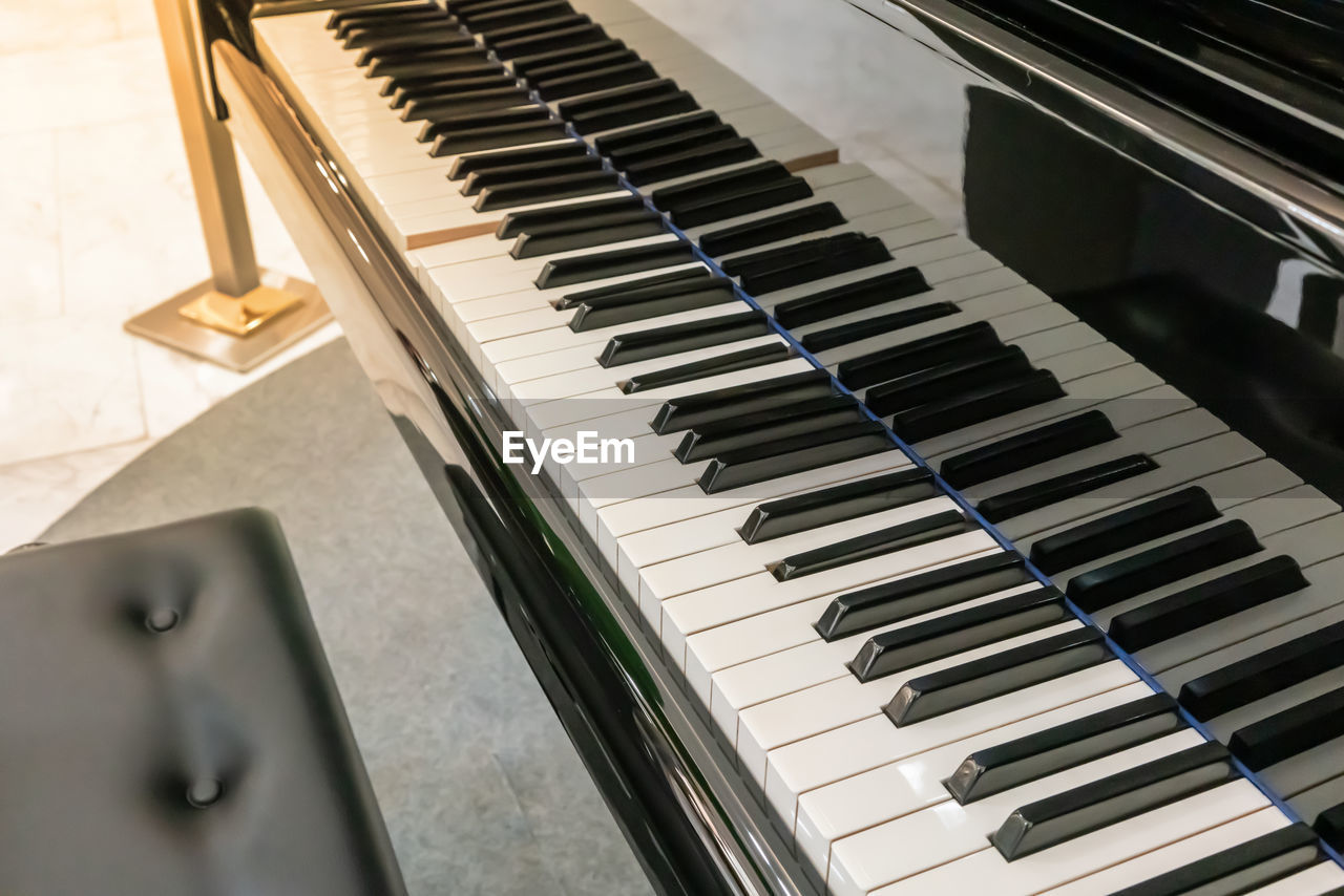 HIGH ANGLE VIEW OF PIANO KEYS IN OFFICE