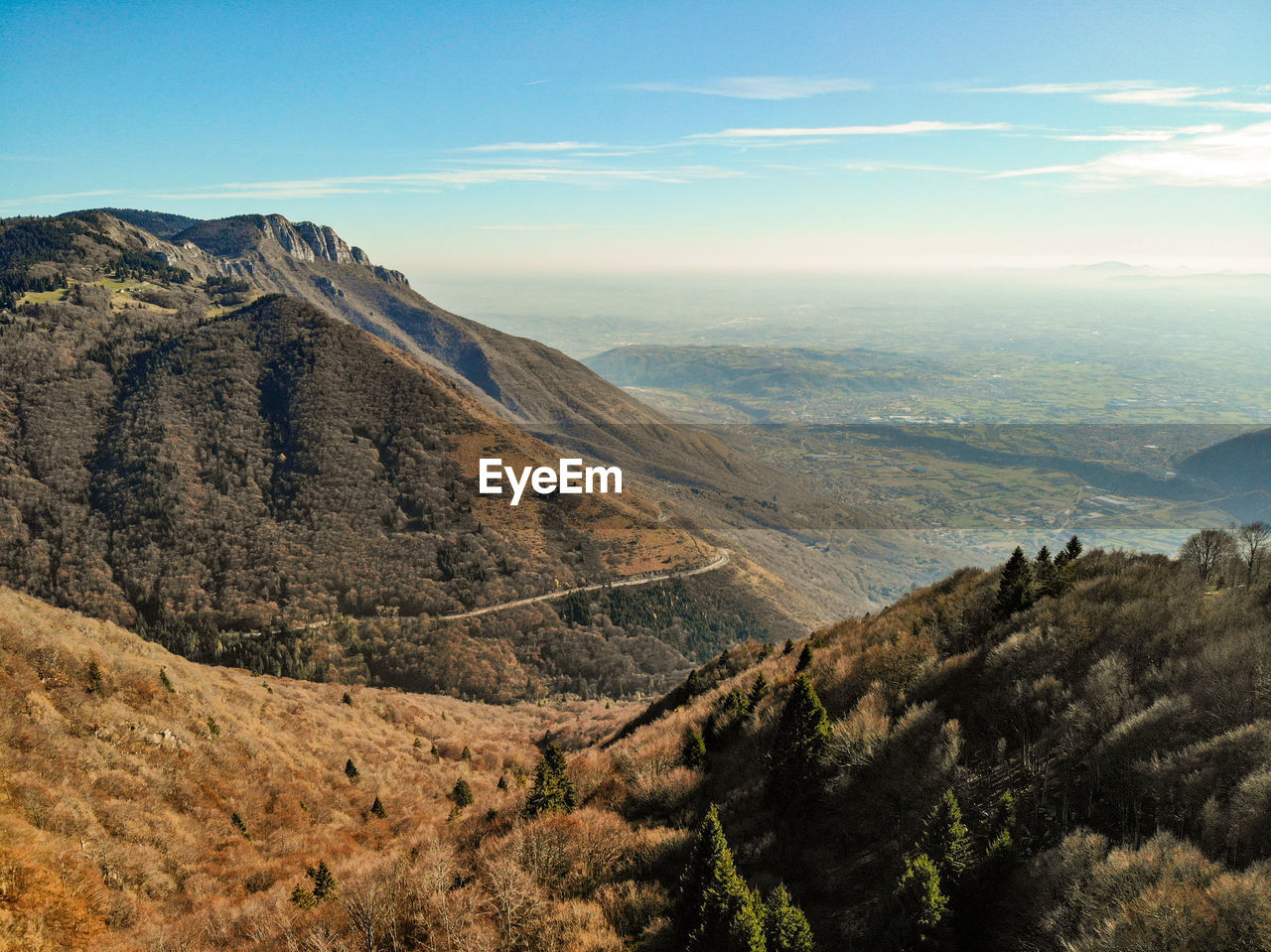 HIGH ANGLE VIEW OF LAND AND MOUNTAINS AGAINST SKY