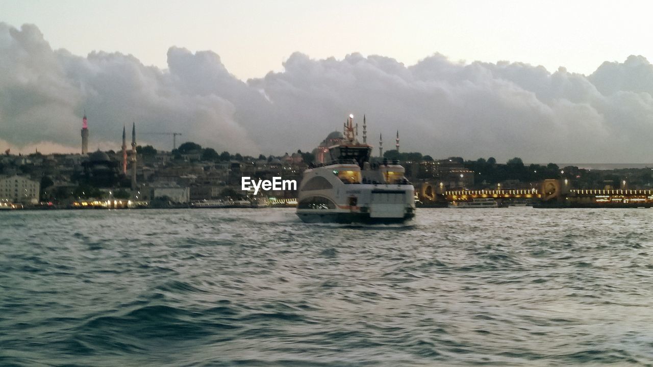 SHIP SAILING IN SEA AGAINST SKY