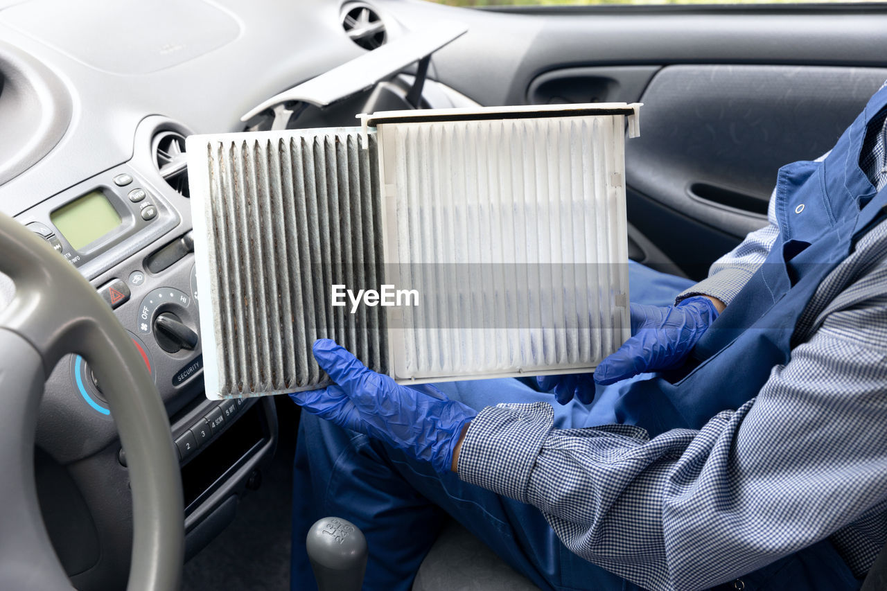 Replacing the cabin pollen air filter for a car