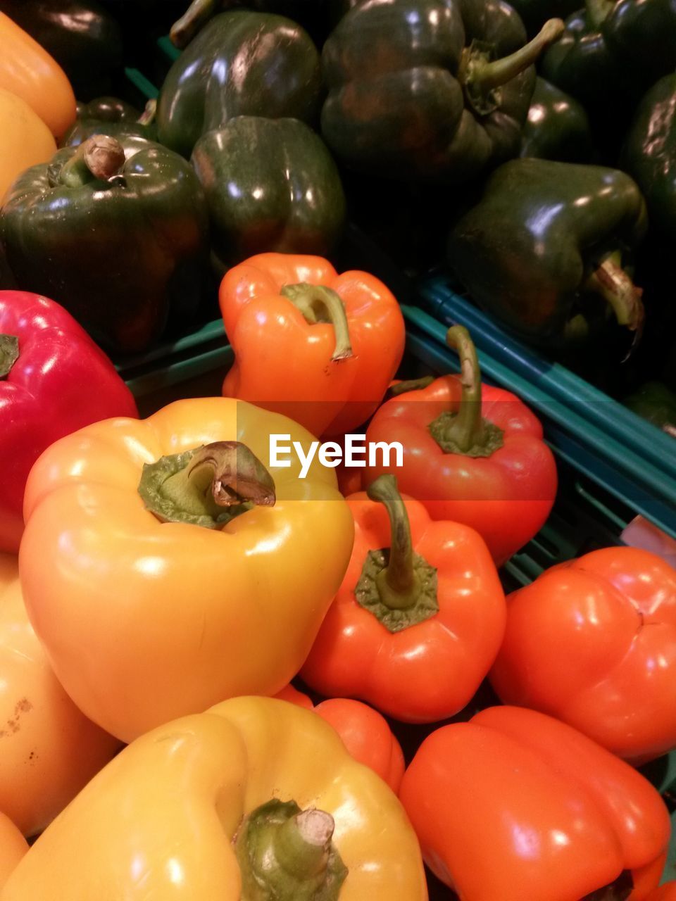 CLOSE-UP OF BELL PEPPERS AT MARKET STALL