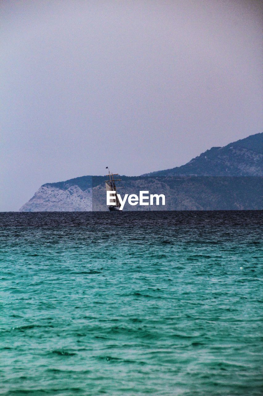 SAILBOAT IN SEA AGAINST SKY
