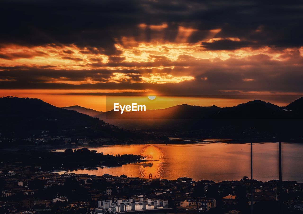 SCENIC VIEW OF SEA AGAINST ORANGE SKY