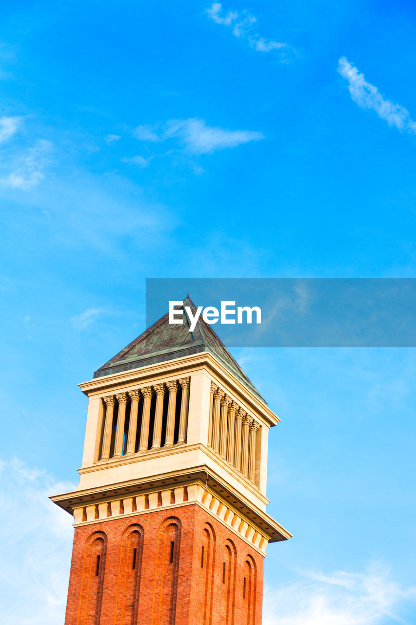 LOW ANGLE VIEW OF HISTORIC BUILDING AGAINST BLUE SKY