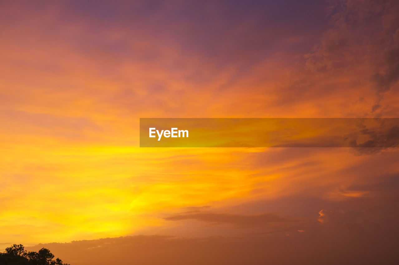 LOW ANGLE VIEW OF DRAMATIC SKY