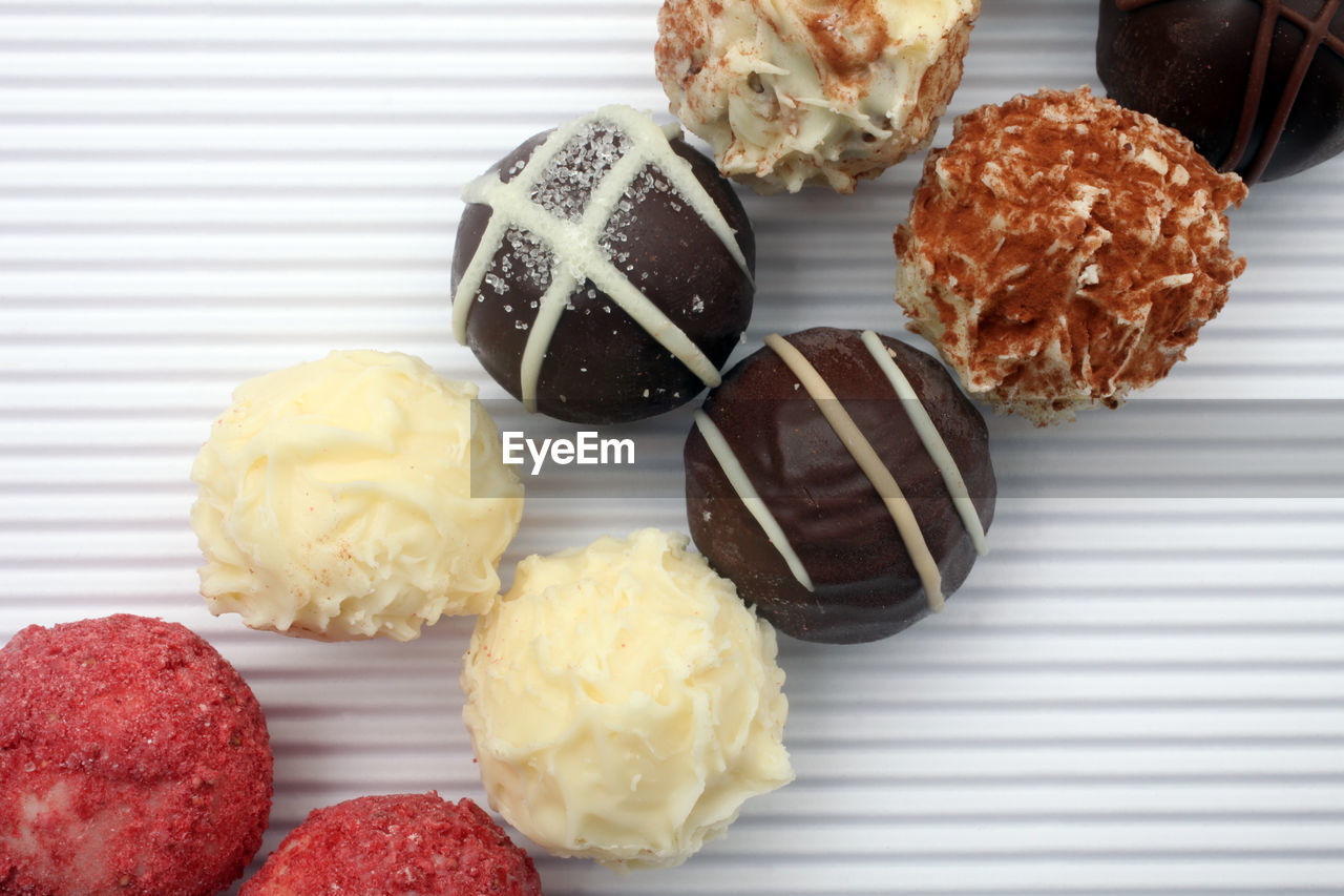 HIGH ANGLE VIEW OF ICE CREAM ON PLATE