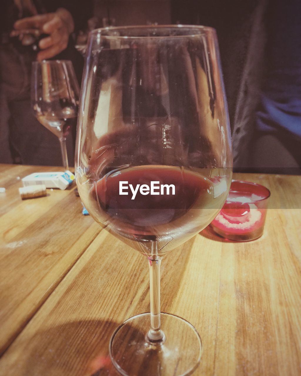 CLOSE-UP OF WINE GLASS ON TABLE