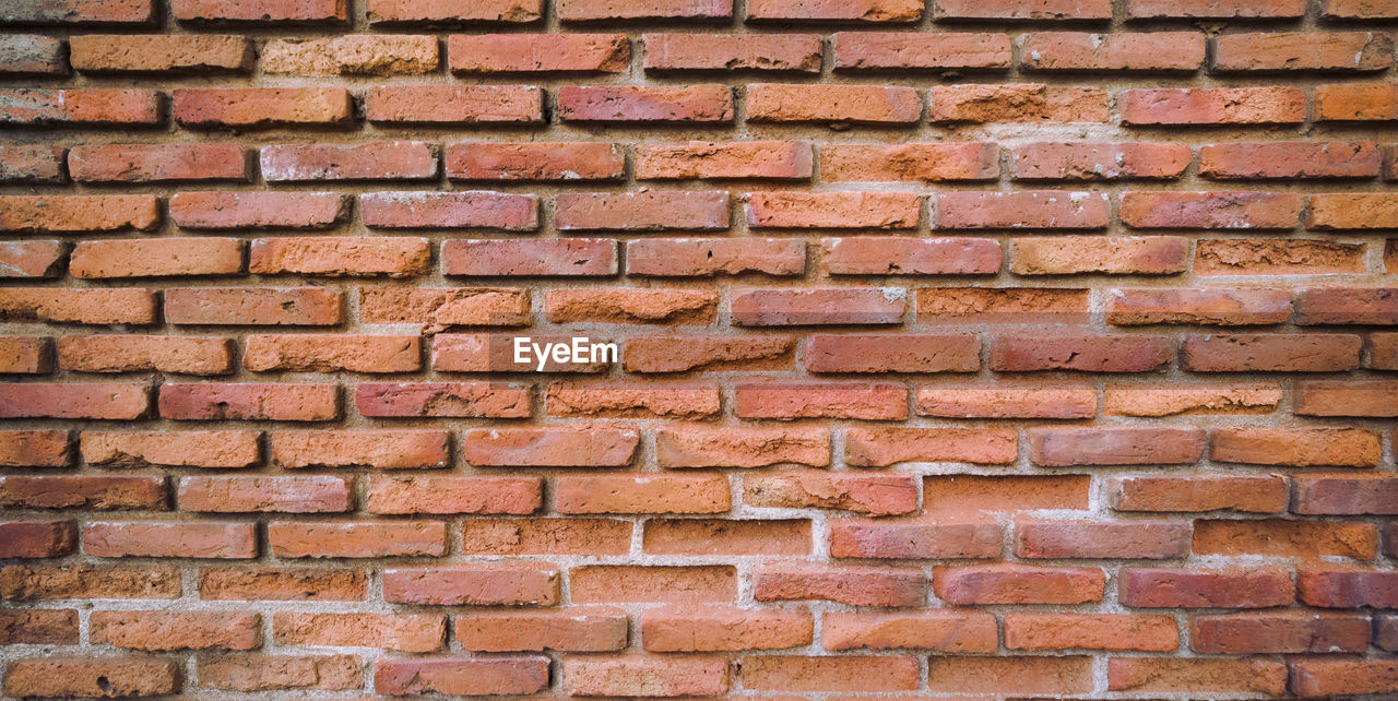 FULL FRAME SHOT OF BRICK WALL AGAINST STONE WALLS