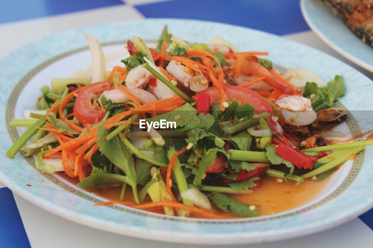 CLOSE-UP OF FOOD IN BOWL